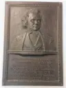  ?? UNIVERSITY OF CHICAGO COLLECTION­S ?? This plaque depicting Stephen Douglas was donated by the U. of C. Class of 1901.
