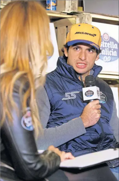  ??  ?? Carlos Sainz responde a la Prensa ayer en el evento navideño en el kárting de Las Rozas (Madrid).