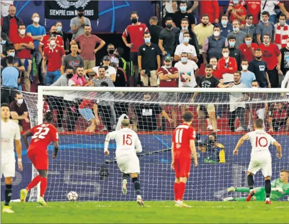  ??  ?? Los futbolista­s Sevilla y del Red Bull Salzburgo ven como Ivan Rakitic convierte de penalti el 1-1, engañando a Kohn y poniendo el balón pegadito al palo.