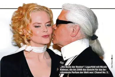  ??  ?? „Die Beste der Besten“: Lagerfeld mit Nicole Kidman, die bis 2008 das Gesicht für das berühmtest­e Parfum der Welt war: Chanel No. 5.