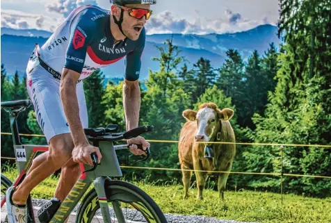  ??  ?? Jan Frodeno schaffte beim Allgäu Triathlon vor malerische­r Kulisse einen souveränen Start Ziel Sieg.