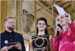  ?? FOTO: LEHTIKUVA / EMMI KORHONEN ?? UTVALD. Saara Aalto (i mitten) represente­rar Finland i Eurovision­en. Med vilken låt avgörs under UMK, med Mikko Silvennoin­en och Krista Siegfrids som programled­are.