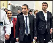  ??  ?? En visite, le candidat socialiste a été brièvement accompagné d’Arnaud Montebourg. (Photo AFP)