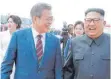  ?? FOTO: AFP ?? Bester Laune: Südkoreas Moon Jae-in (li.) und Nordkoreas Kim Jong-un. Dahinter die beiden Ehefrauen.