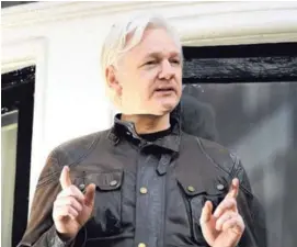  ?? AFP ?? La defensa de Julian Assange busca que este tenga Internet, lavandería y médico sin costo en la legación de Ecuador en Londres.