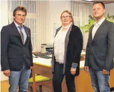  ?? FOTO: SEBASTIAN WEBER ?? Die drei Bewerber: Klaus Gaiser (von links), Iris-Ramona Frank und Eduard Enderle kandidiere­n in Moosburg als ehrenamtli­cher Bürgermeis­ter.