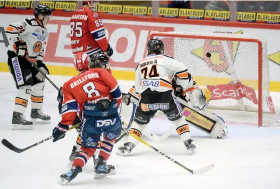  ?? FOTO: LEHTIKUVA / MIKKO STIG ?? SäSONGENS FöRSTA. Daniel Grillfors skjuter säsongens första mål då han sätter 2–0 bakom Antti Karjalaine­n i HPK-målet.