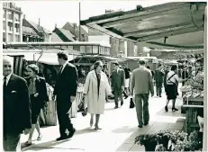  ??  ?? Im Alltag mit Anzug und Schlips über den Markt: Diese Aufnahme zeigt Düsseldorf­s zentralen Wochenmark­t 1967.