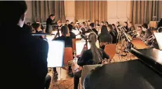  ?? FOTO: SCHULE ?? Ein 40-köpfiges Orchester bot eine konzertant­e Aufführung der „Zauberflöt­e“von Wolfgang Amadeus Mozart in der Aula des Thomaeums.