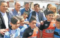  ??  ?? JUNTOS. El hijo mayor de los Kirchner se rodeó de dirigentes como Martín Insaurrald­e, Fernando Espinoza y Verónica Magario.