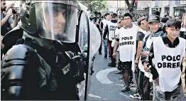  ?? EFE ?? Ciudadanos seguidores del movimiento Polo Obrero participan en una protesta contra el Gobierno del presidente de Argentina, Javier Milei.