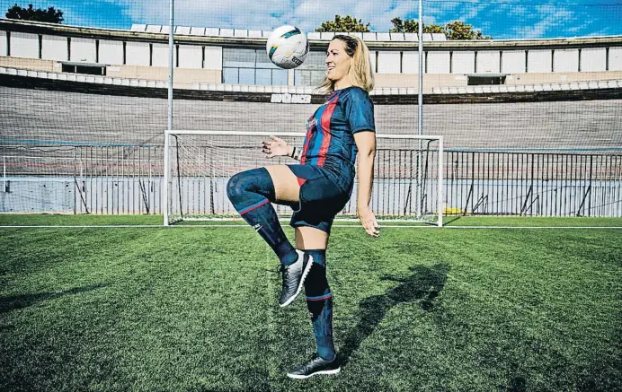  ?? Xavier Cervera ?? Maria Eugènia Gay se puso esta semana su camiseta del Barça, pantalón corto y las botas de fútbol en el campo de fútbol 7 del Velòdrom de Barcelona