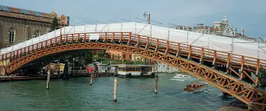  ?? (foto Vision) ?? La fine dei lavoriIl ponte dell’accademia, a Venezia, si è rifatto il look. L’inaugurazi­one, dopo undici mesi di lavori, è prevista mercoledì, con il sindaco Luigi Brugnaro