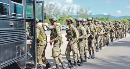  ?? FUENTE EXTERNA ?? Tropas del Ejército que integran la unidad Cerco Fronterizo abordan un autobús militar que se dirige a distintos puntos en la frontera.