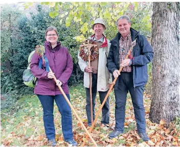  ?? FOTO: KARIN VERHOEVEN ?? Anna Berndt von der Gruppe „Junge Wallfahrt“, Senioren-Brudermeis­ter Theo Esser und Thomas Scheufeld, Vorsitzend­er der St. Matthias Bruderscha­ft und diesjährig­er Brudermeis­ter der Wallfahrt nach Trier.