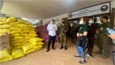  ?? (Pampanga PIO) ?? RELIEF. On behalf of the LSIs, Major General Rowen Tolentino, Philippine Army chief of staff, receives the donation from Governor Dennis 'Delta' Pineda and Provincial Disaster Risk Reduction and Management Officer Angelina Blanco, in a simple ceremony held at the Philippine Army Wellness Center, Manila on Sunday, June 5.