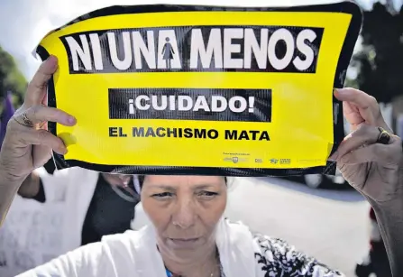  ?? EFE ?? En San Salvador, más de 200 mujeres salieron a las calles para exigirle al Gobierno medidas para prevenir y erradicar la violencia.