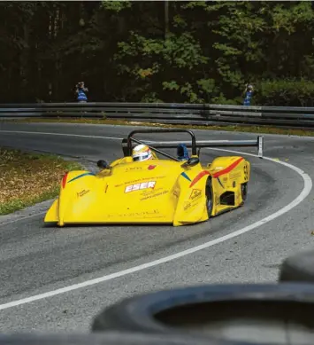  ?? Foto: Reinhold Radloff ?? Ein quietschge­lber Osella PA 21 rast hier bei einer der Auflagen in den vergangene­n Jahren beim Mickhauser Bergrennen über den Asphalt. Am Wochenende gibt es wieder Motorsport zum Anfassen in den Stauden.