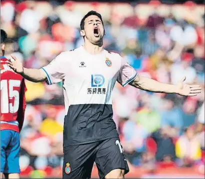  ?? AITOR ALCALDE / GETTY ?? El davanter de l’Espanyol Calleri lamentant-se després d’una jugada ahir a Granada