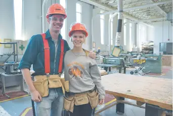  ??  ?? Xavier Thomas et Julie-Pier Comeau, élèves de la 12e année à la polyvalent­e W.-A-Losier de Tracadie. - Acadie Nouvelle: David Caron