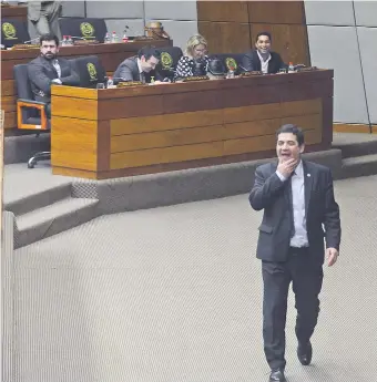  ??  ?? El vice Hugo Velázquez se retira sonriente de la Cámara de Diputados el 31 de julio de 2019.