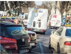  ?? FOTO: ANDREAS ENDERMANN ?? Wenn Lieferwage­n zum Be- und Entladen in zweiter Reihe halten, kann es für andere Verkehrste­ilnehmer eng werden.