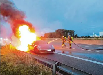  ?? Foto: Berufsfeue­rwehr Augsburg ?? Auf Höhe der Augsburger Müllverwer­tungsanlag­e ging am Montagaben­d auf der Autobahn ein Porsche in Flammen auf. Die Feu erwehr löschte den Brand.