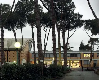  ?? (foto Proto) ?? Esclusivo L’ingresso del liceo in via Massimilia­no Massimo, all’Eur. L’istituto annovera fra i suoi alunni personaggi come Mario Draghi e Francesco Rutelli