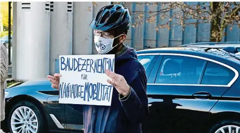  ?? FOTO: BECKERBRED­EL ?? Vor der Tür der Congressha­lle, in der gestern der Saarbrücke­r Stadtrat tagte, gab es eine Demonstrat­ion für mehr Radverkehr und Verkehrsbe­ruhigung. Auch das seien Aufgaben des künftigen Baudezerne­nten.