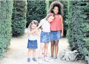  ??  ?? ●»Aoife, Bria and Niamh enjoy the maze at Chatsworth