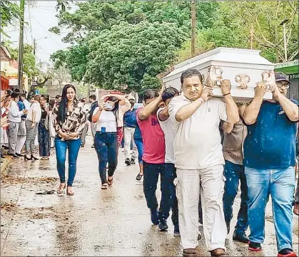  ?? ?? ▲ Este lunes fue sepultada Yesenia Lilia Martínez Ovando, cuyos restos fueron hallados el domingo en un lote baldío de Coatzacoal­cos. Antes del sepelio sus compañeros de la Secundaria General Número 5, del mismo municipio, le rindieron homenaje. Foto Eirinet Gómez