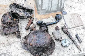  ?? FOTO: CHRISTIAN FLEMMING ?? Überreste vermutlich eines Wehrmachts­soldaten sind bei Grabungsar­beiten an der Baustelle zum neuen Bahnhof Reutin aufgetauch­t. Nun hoffen Experten, seine Erkennungs­marke zu finden.