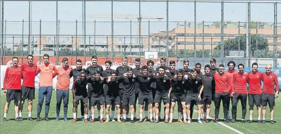  ?? FOTO: PEP MORATA ?? El Juvenil A del Barcelona posó ante los medios en el penúltimo entrenamie­nto en la Ciutat Esportiva antes de partir el miércoles hacia Nyon