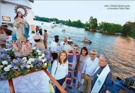  ??  ?? Julio y Gisela Zamora junto a monseñor Oscar Ojea.