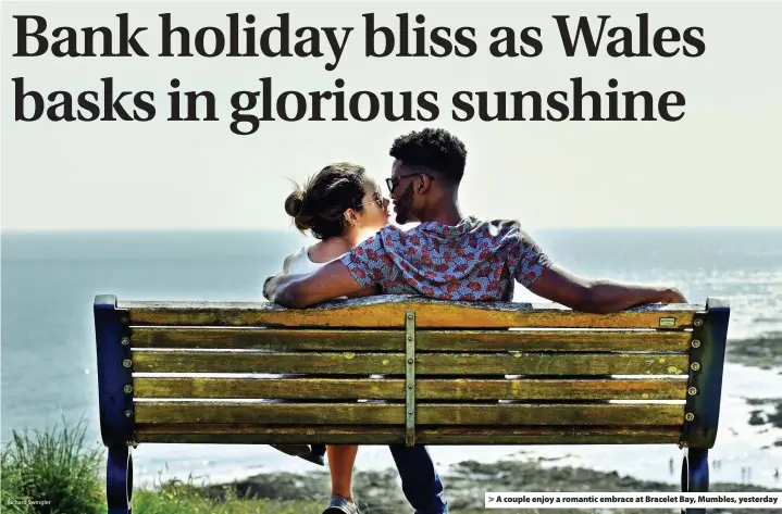  ??  ?? Richard Swingler > A couple enjoy a romantic embrace at Bracelet Bay, Mumbles, yesterday