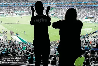  ??  ?? Historia de amor y fútbol, Silvia Grecco y su hijo Nickollas viendo a Palmeiras.