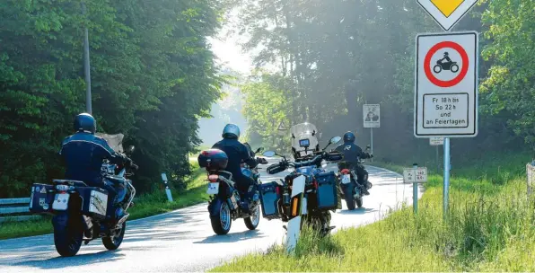  ?? Foto: Bernhard Weizenegge­r ?? Seit zwei Jahren gibt es die Sperrung des Mickhauser Bergs im Landkreis Augsburg für Motorräder in der Zeit von Freitag 18 Uhr bis Sonntag 22 Uhr sowie an Feiertagen. Nach dem Willen des Bundesrats soll es in Zukunft überall in Deutschlan­d ein generelles Fahrverbot an diesen Tagen für Motorradfa­hrer geben.