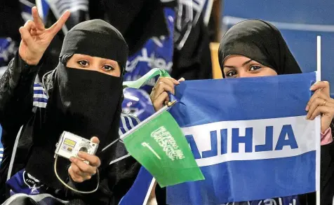  ?? DPA, ?? Ein seltener Anblick in Katars Fußballsta­dien: Beim AFC-Champions-League-Spiel zwischen Katar-Club Al Gharafa und Saudi Arabiens AlHilal feuerten auch weibliche Fans in Doha ihre Teams an.