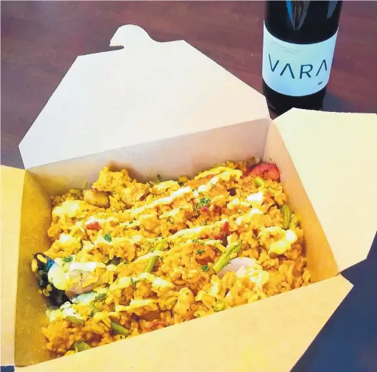  ?? RICHARD S. DARGAN/FOR THE JOURNAL ?? In Vara Winery’s paella, bomba rice hides such goodies as chicken thighs and shellfish. It pairs well with Tempranill­o, a fruity red wine.