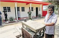  ??  ?? La vivienda que las Fuerzas Armadas entregaron a don José Vázquez tiene incorporad­o un taller de carpinterí­a con herramient­as integradas.