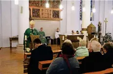  ?? RP-FOTO: KAISER ?? Bischof Helmut Dieser predigte am Samstagnac­hmittag in der Kapelle der Liebfrauen­schule in Mülhausen. Der neue Aachener Oberhirte wusste die Gläubigen und Teilnehmer beim „Tag der Region“zu begeistern.