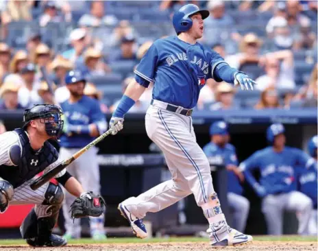  ?? ELSA/GETTY IMAGES ?? The Blue Jays’ Justin Smoak watches his first career grand slam clear the fence in the sixth inning against the Yankees in New York on Saturday.