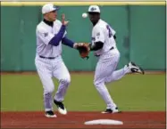  ?? JEN FORBUS — THE MORNING JOURNAL ?? Crushers shortstop Kevin Lachance grabs a throw from second baseman Aaron Hill.