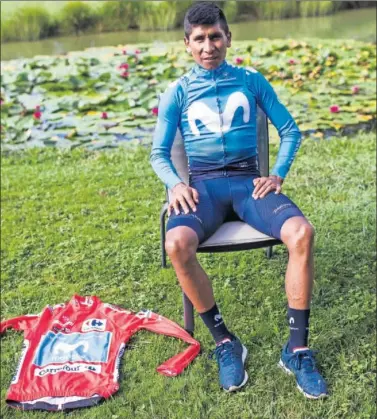  ??  ?? RELAJADO. Nairo Quintana posa para AS con el maillot rojo de líder de la Vuelta.