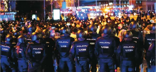  ?? GONZALO PÉREZ ?? Manifestan­tes enbolsados por efectivos de la Policía Nacional, ayer en la capital española