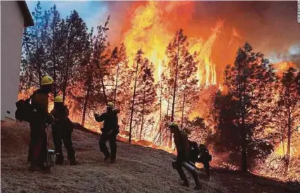  ?? [FOTO REUTERS] ?? Kebakaran hutan di California.