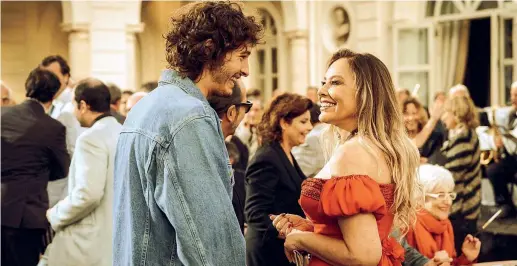  ??  ?? Raggiante Ornella Muti, 63 anni, sorride a Giovanni Toscano in una scena di «Notti magiche». Nel nuovo film di Paolo Virzì, l’attrice (attualment­e a teatro con «La governante») interpreta una diva del cinema di cui è invaghito un giovane sceneggiat­ore, affascinat­o dal suo mito