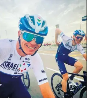  ??  ?? Froome rueda sonriente en Emiratos junto a su compañero Ben Hermans.