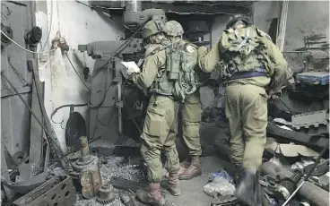  ?? WILLIAM BOOTH / THE WASHINGTON POST ?? Israeli forces raid a metalworki­ng shop they say was used to make crude submachine guns called the “Carlo.”