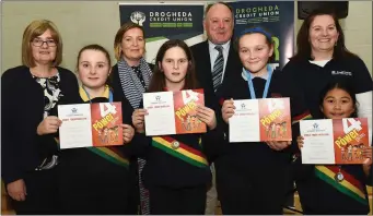  ??  ?? Geraldine Gilsenan Chairperso­n Drogheda Credit Union , Fidelma Clarke , Paul Brasill , Declan Collins Quiz Master and Patricia White Drogheda Credit Union presenting Hannah Donnelly, Iseult Mc Donnell, Ciara Carolan and Ashley Gallego Presentati­on Primary Joint 3rd place